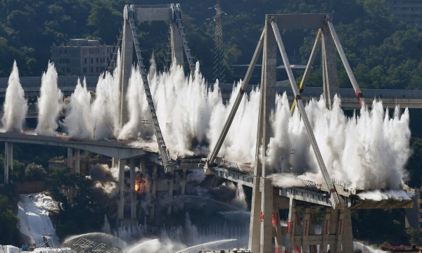Đánh sập cầu cao tốc bằng 1.000kg thuốc nổ, đổ sập 50.000 tấn bê tông, sơ tán khẩn cấp hàng nghìn người dân, cảnh sát điều hướng giao thông nghiêm ngặt