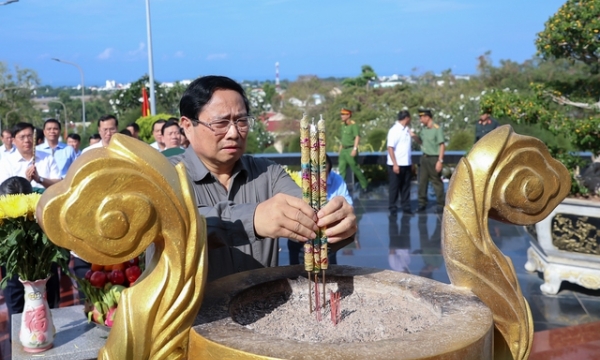 Thủ tướng dâng hương tại Đền tưởng niệm Anh hùng Liệt sĩ Phú Quốc