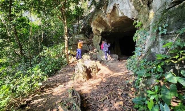 Hang động nằm giữa khu rừng nguyên sinh đẹp nhất Việt Nam sở hữu 3 ngôi mộ cổ, nổi bật với các hài cốt đặt nằm co từng khiến du khách nước ngoài ngỡ ngàng