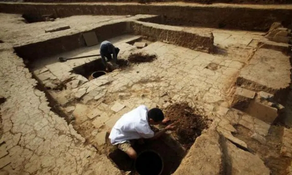 Sạt lở đất lộ ra 168 ngôi mộ cổ, chuyên gia vui sướng khi biết được có tới 6 ngôi mộ của hoàng đế