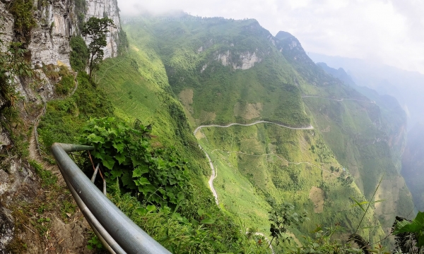 Chiêm ngưỡng cung đường đi bộ sát vách núi hiểm trở nhất Việt Nam dài 5km