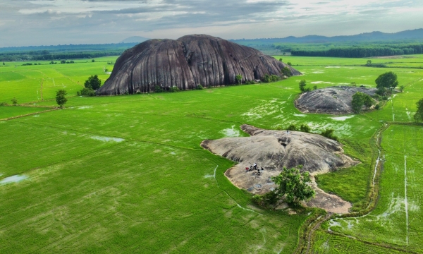 Núi đá vôi cao gần 100m nằm giữa cánh đồng cách TP.HCM 130km
