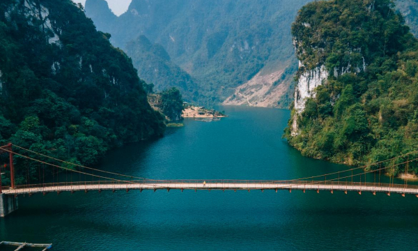Cây cầu treo thơ mộng được ví như ‘viên ngọc xanh’ nằm lọt thỏm giữa núi rừng Điện Biên, là điểm check-in thu hút đông đảo du khách dịp nghỉ lễ
