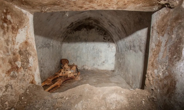 Khám phá ngôi mộ 2.000 năm tuổi của bác sĩ La Mã cổ đại, thứ chôn cất bên trong khiến các nhà khảo cổ ngỡ ngàng
