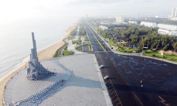 Chiêm ngưỡng quảng trường trăm tỷ rộng hơn 7.000m2 toạ lạc trên bãi biển, từng đạt hai giải thưởng quốc tế của Việt Nam