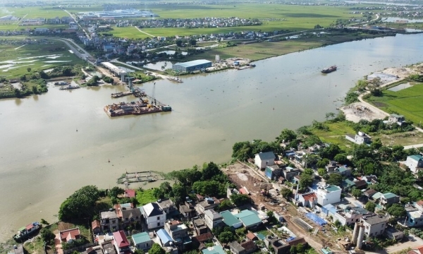 Cầu vượt sông kết thúc 'sứ mệnh' của bến phà hàng chục năm tuổi ở Nam Định dần thành hình, 'thẳng tiến' đến ngày hợp long