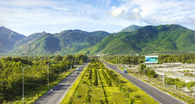 Núi Cù Hin nhìn từ đại lộ Nguyễn Tất Thành
