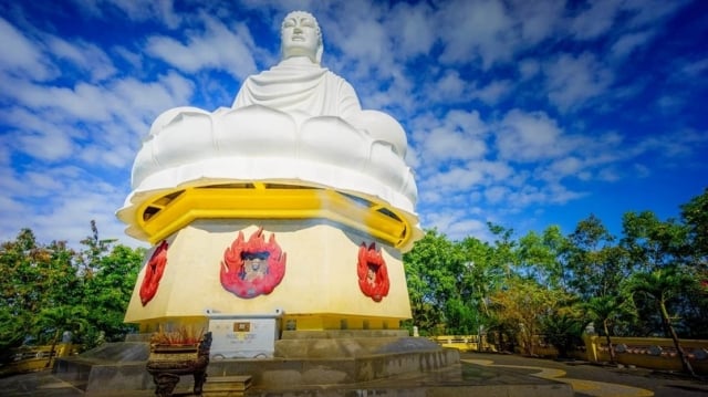 Chùa Long Sơn với pho tượng Phật lớn nhất Việt Nam