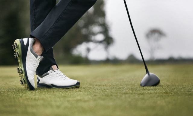 Golfer phải sử dụng giày golf chuyên dụng