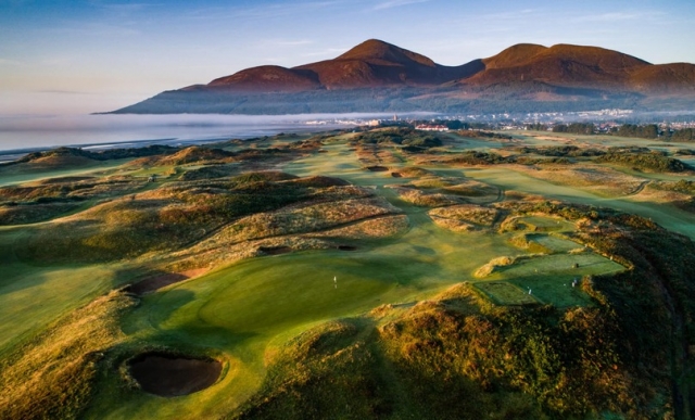 Royal County Down Golf Club là sự kết hợp của núi, đồng bằng và bãi biển