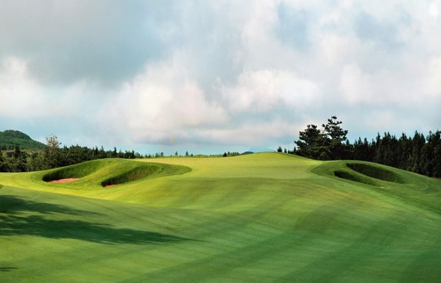 Chất lượng mặt sân của The Nine Bridges Golf Club luôn được đánh giá cao