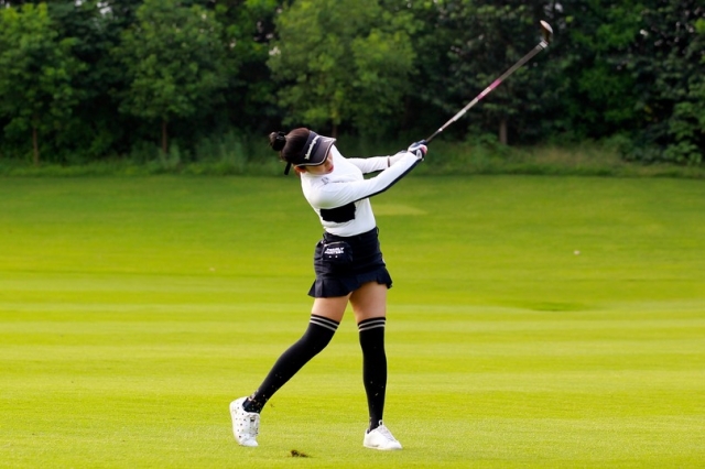 Golfer nữ có thể kết hợp áo với quần dài hoặc váy