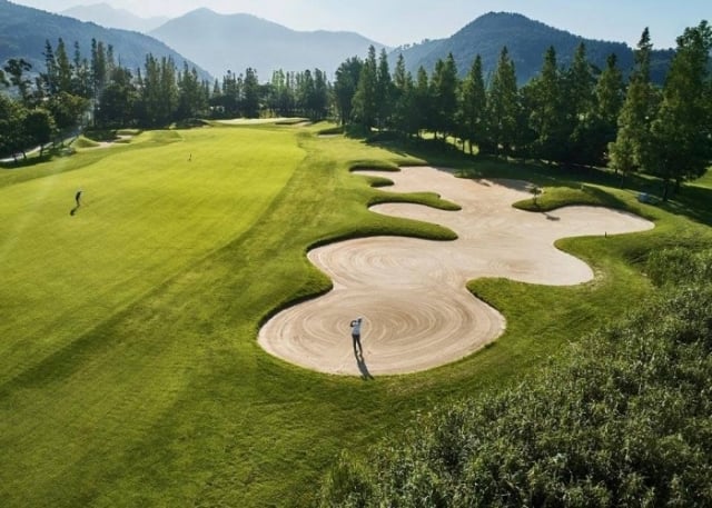 The Nine Bridges Golf Club có địa hình đa dạng