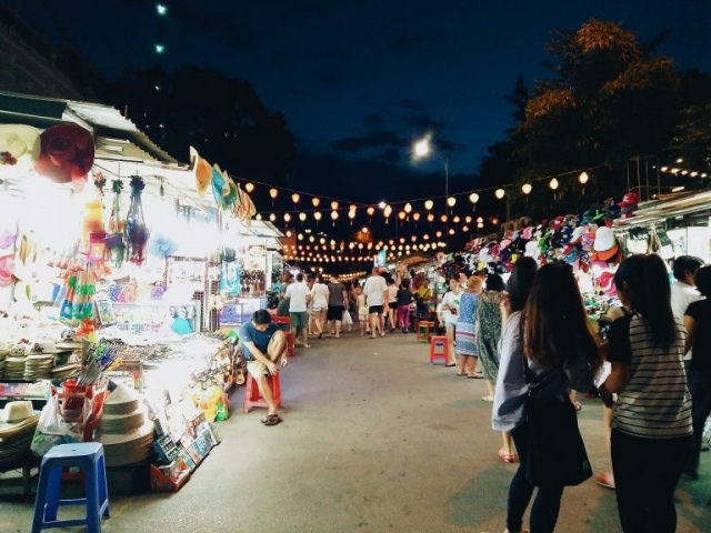 Chợ đêm Nha Trang với rất nhiều các gian hàng