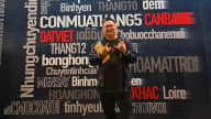 'Bí mật' về thầy giáo trường chuyên dịch tiếng Anh bài hát 'Viết tiếp câu chuyện hòa bình' 