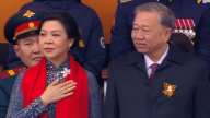 Cử chỉ đẹp của Tổng Bí thư Tô Lâm và Phu nhân khi đoàn diễu binh Việt Nam tiến vào Quảng trường Đỏ