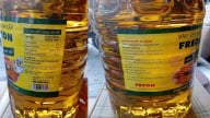Mánh gian lận dầu ăn giá rẻ: Soi mỏi mắt, không thấy Vitamin A trên dầu ăn 'nhãn hiệu vàng' (Bài cuối)