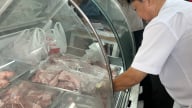 Ba cửa hàng tại Sóc Trăng của Công ty C.P. bị xử phạt sau khi bị tố bán heo
bệnh