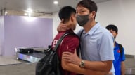 HLV Kim Sang-sik chia tay ĐT Việt Nam ngay tại sân bay