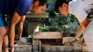 Thanh niên Hà Nội đem gạch ngói, xi măng trộn với nhau rồi làm tiểu cảnh, tái hiện nhà xưa, bán ra cả nước ngoài