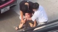 Nam thanh niên bất ngờ bị chảy máu đầu sau câu nói 'mày biết tao là ai không'