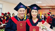Danh hài giàu có bậc nhất showbiz gây sốc với hình ảnh khác lạ tại lễ tốt nghiệp thạc sĩ