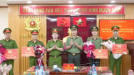Giám đốc Công an tỉnh Thanh Hóa thưởng nóng các đơn vị có thành tích xuất sắc trong đấu tranh phòng, chống tội phạm
