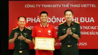 Trung vệ Bùi Tiến Dũng nhận vinh dự đặc biệt