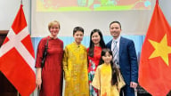 Cho con làm thử đề thi Tiếng Anh tốt nghiệp THPT 2025, Tiến sĩ ở Đan Mạch 'băn khoăn'