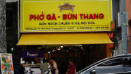 Quán ăn, cửa hàng tại TP.HCM thay bảng hiệu, cập nhật địa chỉ mới