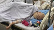 Người mẹ nghẹn ngào xin được chịu đau thay con gái mắc bệnh hiểm nghèo
