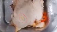 Clip dị vật giống dòi bò trong suất ăn của công nhân Công ty TNHH Unico Global YB ở Lào Cai