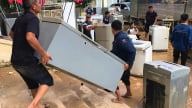 Hành động thiết thực ấm áp nhất sau lũ dữ ở Nghệ An: Những người thợ lội bùn sửa từng chiếc quạt, nồi cơm cho dân
