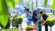 Xúc động hình ảnh người dân thành kính dâng hương tưởng nhớ, tri ân các anh hùng liệt sĩ