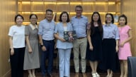 Phó Chủ tịch Hội Nông dân Việt Nam Bùi Thị Thơm làm việc với Công ty TNHH Tư vấn Đất, Nước và Nông nghiệp Hà Lan