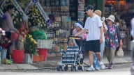 Vỉa hè trung tâm bị 'nuốt trọn', người đi bộ chật vật tìm lối đi
