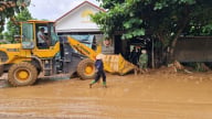 Hàng trăm cán bộ, chiến sĩ khẩn trương giúp người dân Sông Mã khắc phục hậu quả mưa lũ