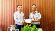 Đà Nẵng: Khen thưởng hai nhân viên bãi biển trả lại tài sản giá trị cho du khách nước ngoài