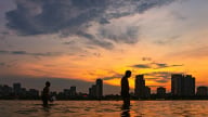 Người dân Hà Nội đổ xô ra sông, hồ giải nhiệt dưới thời tiết nóng hầm hập gần 50 độ C