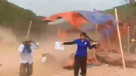 Gió lốc kinh hoàng xảy ra ở tâm lũ Nghệ An, bụi bay mù mịt, người dân hoảng loạn bỏ chạy