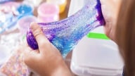 Bé trai 5 tuổi sưng phù mặt, nôn ói sau khi chơi 'chất nhờn ma quái'