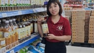 Từ đàn ong 'cha truyền con nối', cặp vợ chồng trẻ ở Thái Nguyên làm giàu từ mật ngọt OCOP
