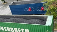 Công an Hải Phòng phát hiện hai xe container chở 'đất đen' không rõ nguồn gốc
