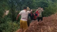 Hành trình 5 giờ, 20km gánh cụ bà 75 tuổi trên võng vượt núi, băng sông đi cấp cứu