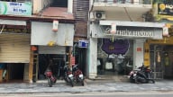Thực trạng hộ kinh doanh phố cổ 'nửa đóng, nửa mở' do áp lực chuyển đổi hóa đơn điện tử
