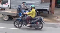 Đội CSGT Bình Triệu xử lý người điều khiển xe ba bánh đi ngược chiều từ clip đăng tải trên mạng xã hội