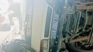 Xe tải biển xanh đi vào đường cấm, lật nhào đè 2 xe máy ở TP.Thủ Đức, 2 người đi cấp cứu