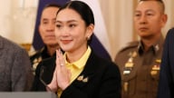 Thủ tướng Thái Lan xin lỗi vì cuộc gọi với ông Hun Sen khiến bà có thể mất quyền lực, chính phủ bên bờ sụp đổ