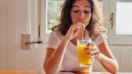 Nước cam tưởng siêu lành mạnh, uống kiểu này lại chẳng khác gì tự đầu độc cơ thể