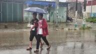 Kỳ thi tốt nghiệp THPT 2025 tại Lai Châu: Sĩ tử đội mưa dự thi môn Ngữ văn